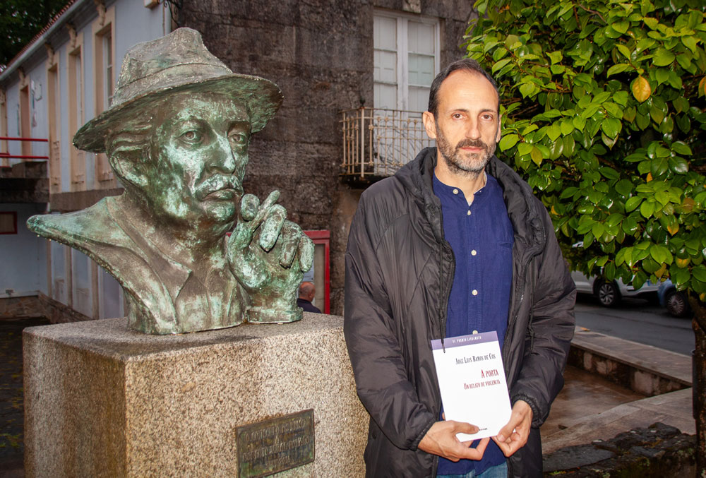 Xosé Luís Baños de Cos fica á beira do busto de Roberto Vidal Bolaña fronte á Casa da Cultura de Brión