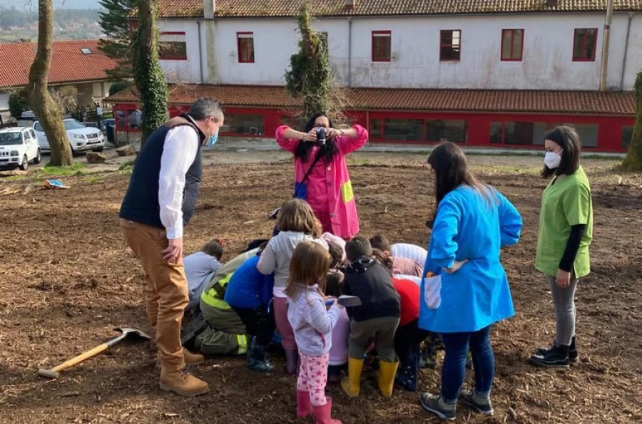 O alumnado da Unitaria dos Ánxeles (Brión) participa na repoboación con especies autóctonas a contorna da súa escola