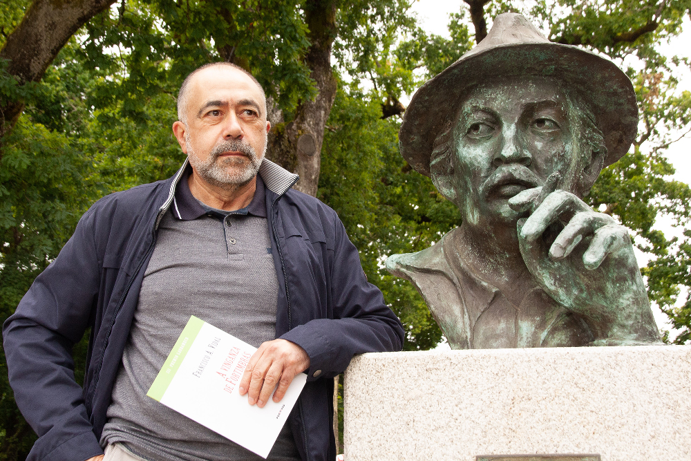 Francisco A. Vidal Blanco xunto ao busto de Roberto Vidal Bolaño