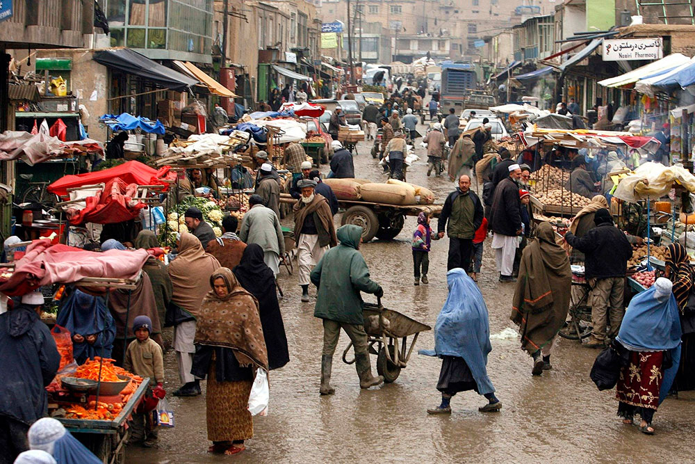 Imaxe de persoas nunha rúa de Afganistán