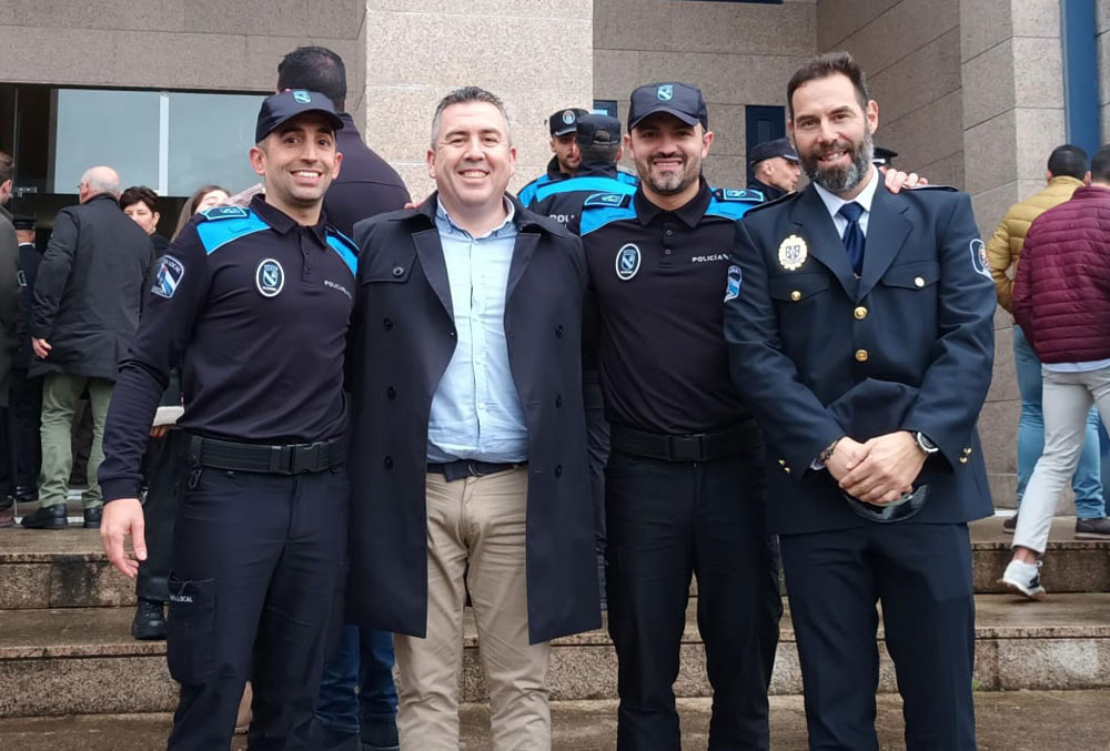 Os novos axentes de policía local co alcalde e o xefe de policía