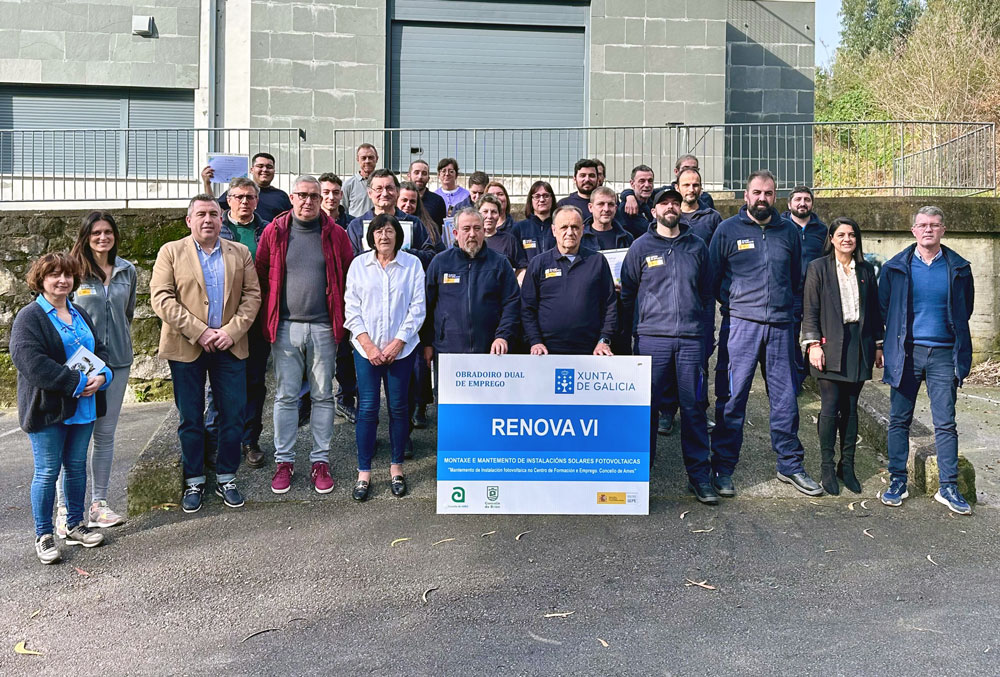 Foto de familia do alumnado e profesorado do Renova VI e autoridades