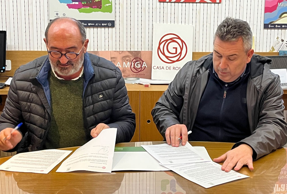 Anxo Angueira e Pablo Lago Sanmartín no momento en que asinan a renovación do convenio