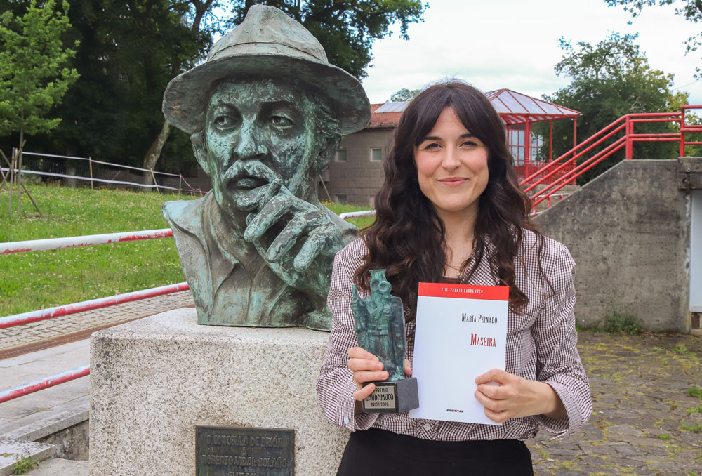 A gañadora fica xunto ao busto de Roberto Vidal Bolaño na Carballeira de Sta. MInia
